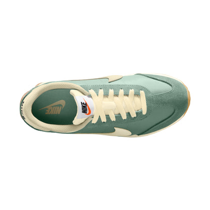 Leather and suede create a layered look that lasts.
Wide collar opening captures the proportions of '70s running style.
Herringbone gum sole with flex grooves provides grip from heel to toe.
