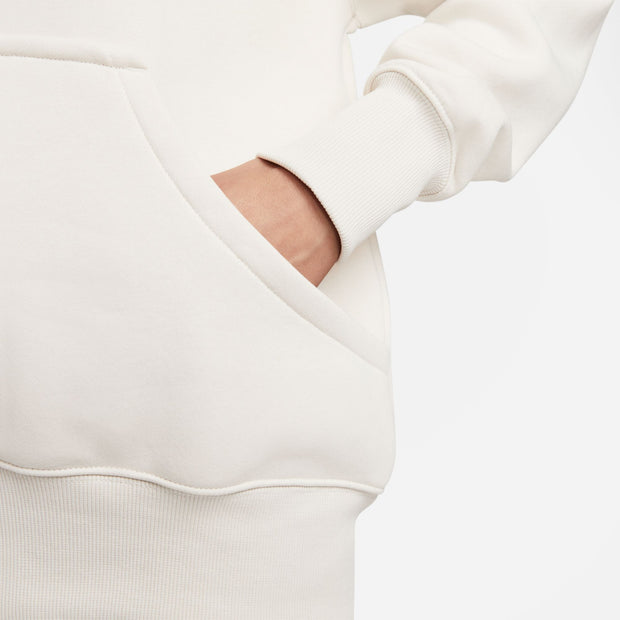 Grounded in style, comfort and versatility, meet our take on luxury loungewear. This classic hoodie helps you stay cozy all day long, thanks to midweight fleece that feels soft yet structured. Plus, exaggerated details (like taller ribbing and oversized fit) give you a trend-right look.