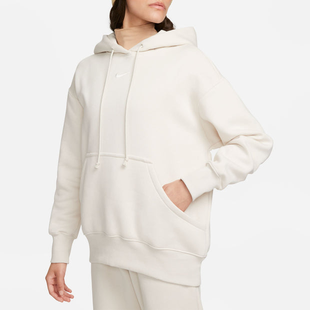 Grounded in style, comfort and versatility, meet our take on luxury loungewear. This classic hoodie helps you stay cozy all day long, thanks to midweight fleece that feels soft yet structured. Plus, exaggerated details (like taller ribbing and oversized fit) give you a trend-right look.