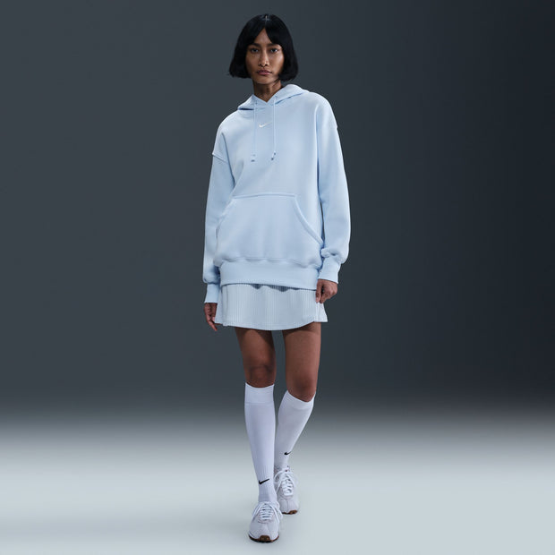 Grounded in style, comfort and versatility, meet our take on luxury loungewear. This classic hoodie helps you stay cozy all day long, thanks to midweight fleece that feels soft yet structured. Plus, exaggerated details (like taller ribbing and oversized fit) give you a trend-right look.
