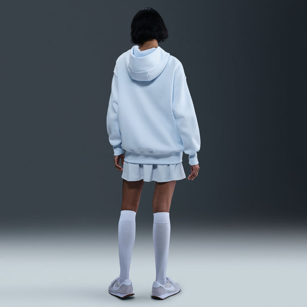Grounded in style, comfort and versatility, meet our take on luxury loungewear. This classic hoodie helps you stay cozy all day long, thanks to midweight fleece that feels soft yet structured. Plus, exaggerated details (like taller ribbing and oversized fit) give you a trend-right look.
