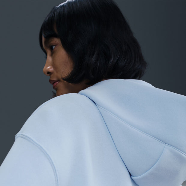 Grounded in style, comfort and versatility, meet our take on luxury loungewear. This classic hoodie helps you stay cozy all day long, thanks to midweight fleece that feels soft yet structured. Plus, exaggerated details (like taller ribbing and oversized fit) give you a trend-right look.
