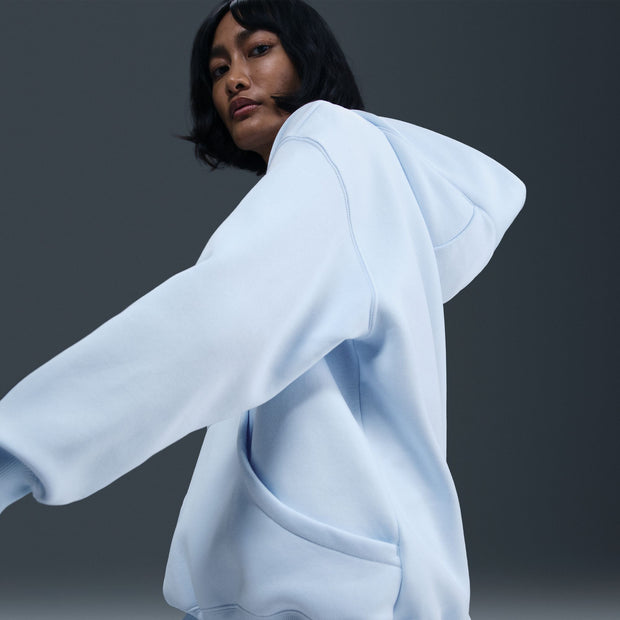 Grounded in style, comfort and versatility, meet our take on luxury loungewear. This classic hoodie helps you stay cozy all day long, thanks to midweight fleece that feels soft yet structured. Plus, exaggerated details (like taller ribbing and oversized fit) give you a trend-right look.
