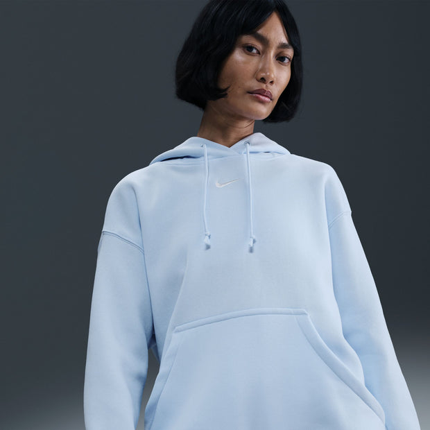 Grounded in style, comfort and versatility, meet our take on luxury loungewear. This classic hoodie helps you stay cozy all day long, thanks to midweight fleece that feels soft yet structured. Plus, exaggerated details (like taller ribbing and oversized fit) give you a trend-right look.
