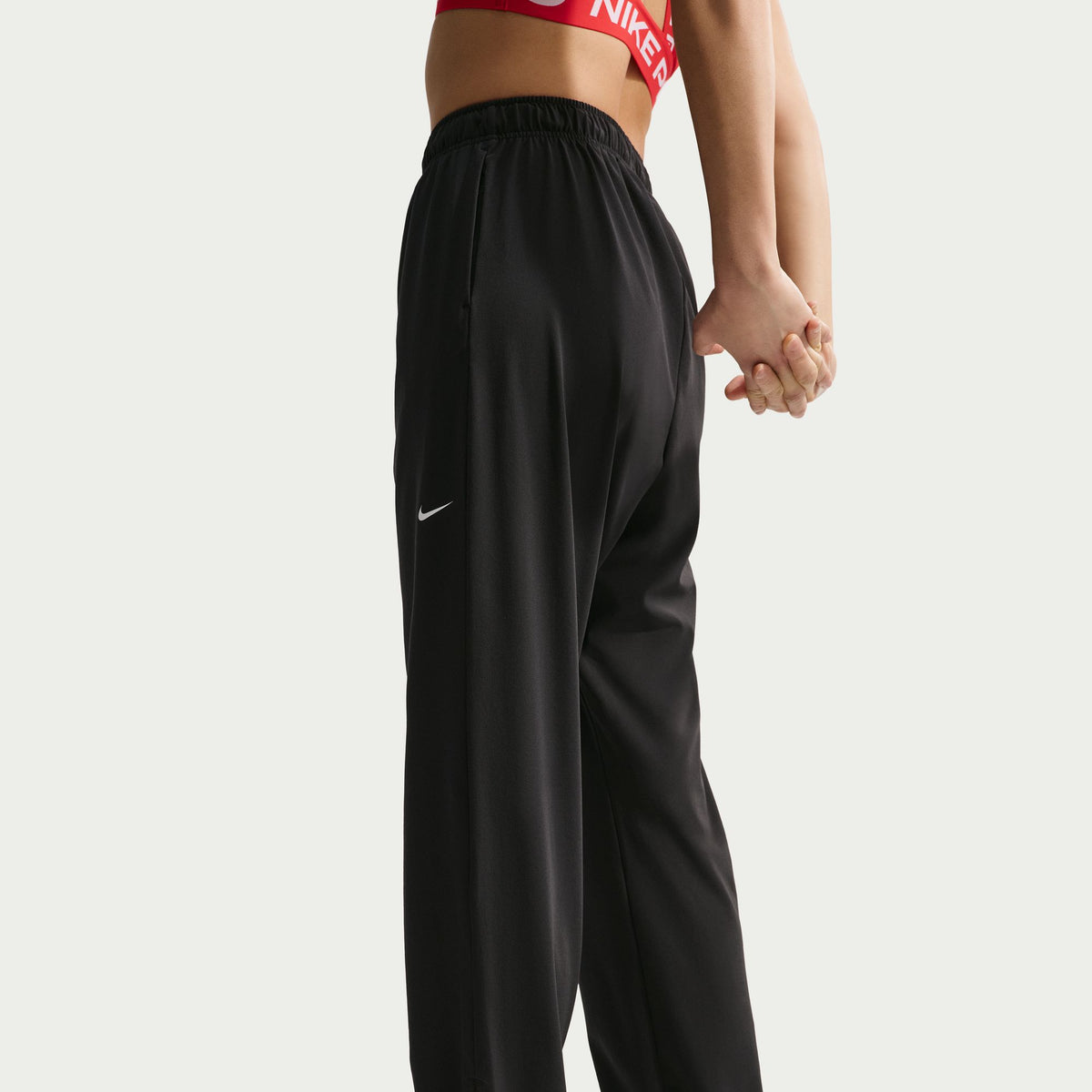 Nike Dri-FIT technology moves sweat away from your skin for quicker evaporation, helping you stay dry and comfortable.
Encased elastic waistband with drawcord secures your fit.
Hidden snaps at the pant cuffs offer an easy on and off experience.