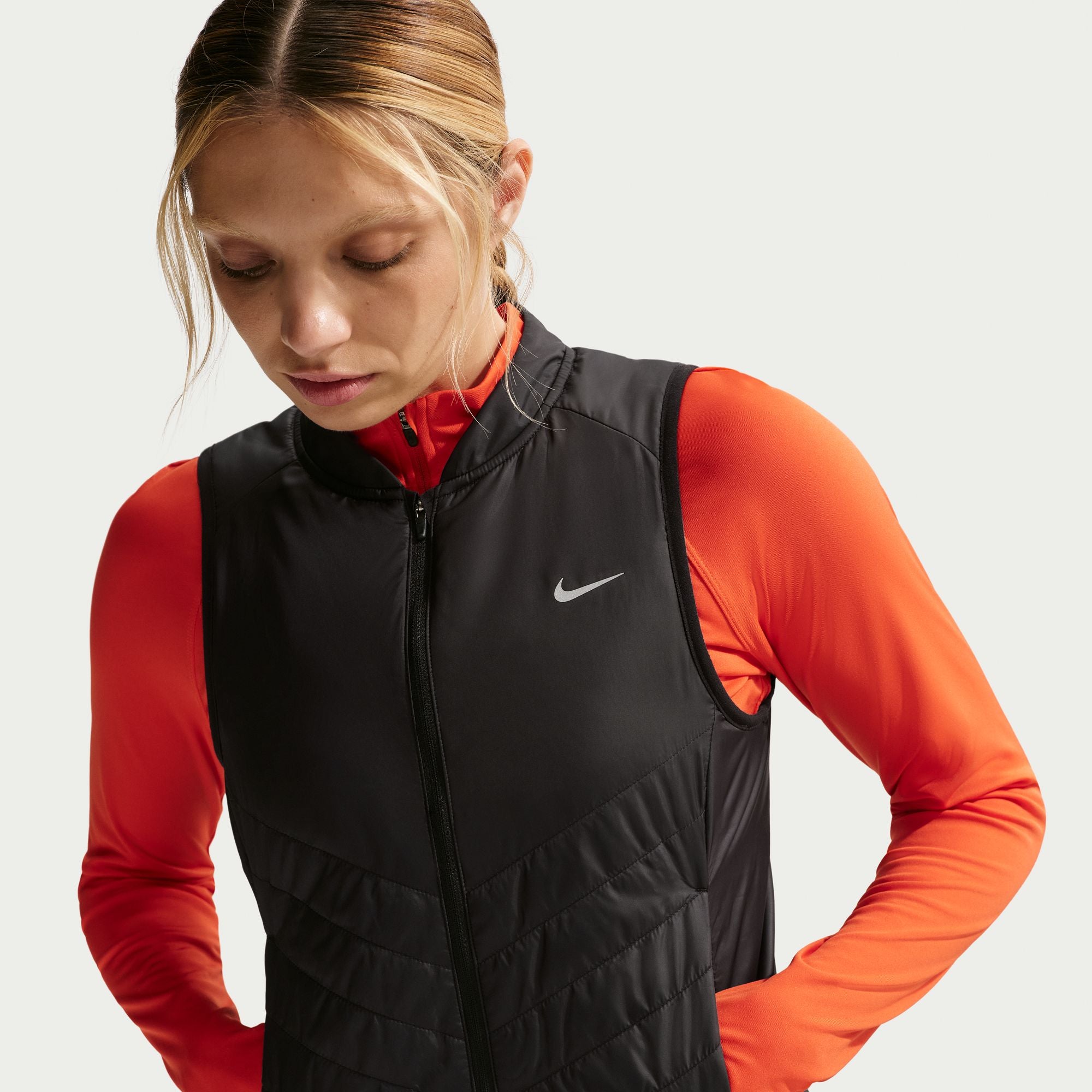 Women's Repel Warm Running Vest
Tempo is bringing the heat in this sleek vest. Made with a lightweight fill and water-repellent finish, it helps keep your core warm and guarded without weighing you down. Its clean design lines and a minimalist collar give you a close, distraction-free fit so you can pick up the pace.
