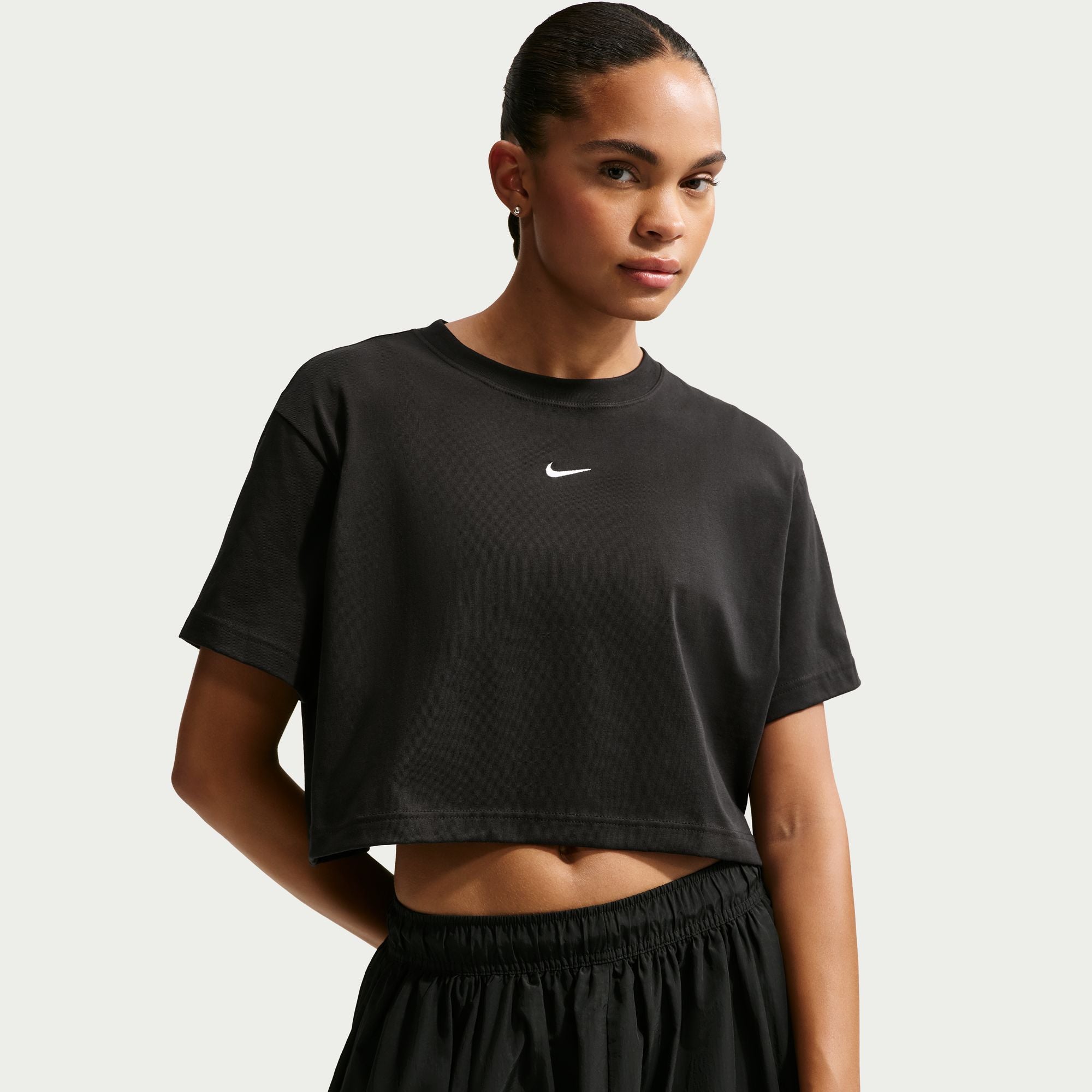 This boxy, cropped tee is made with midweight, washed cotton that's soft and slightly structured.
