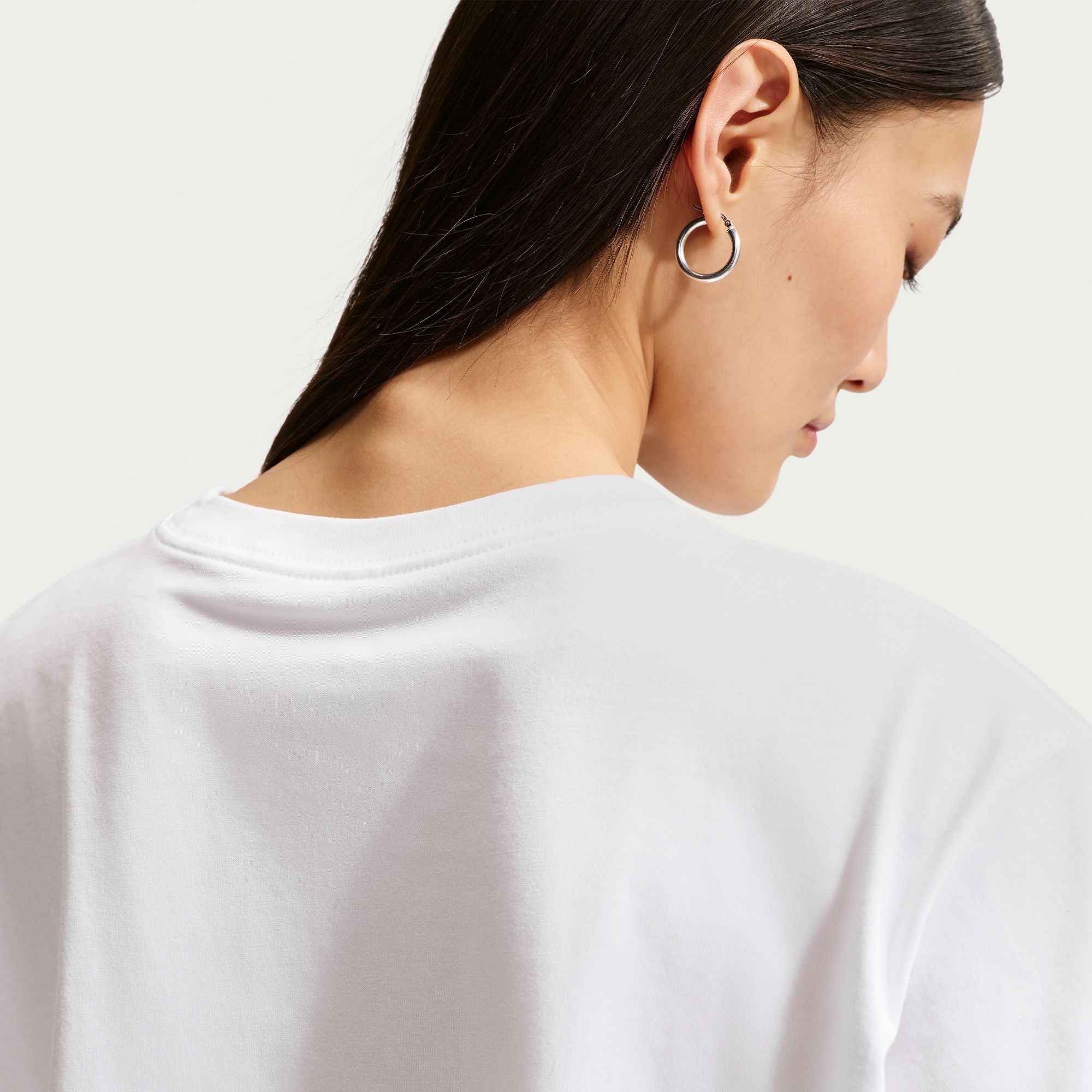  This boxy, cropped tee is made with midweight, washed cotton that's soft and slightly structured.