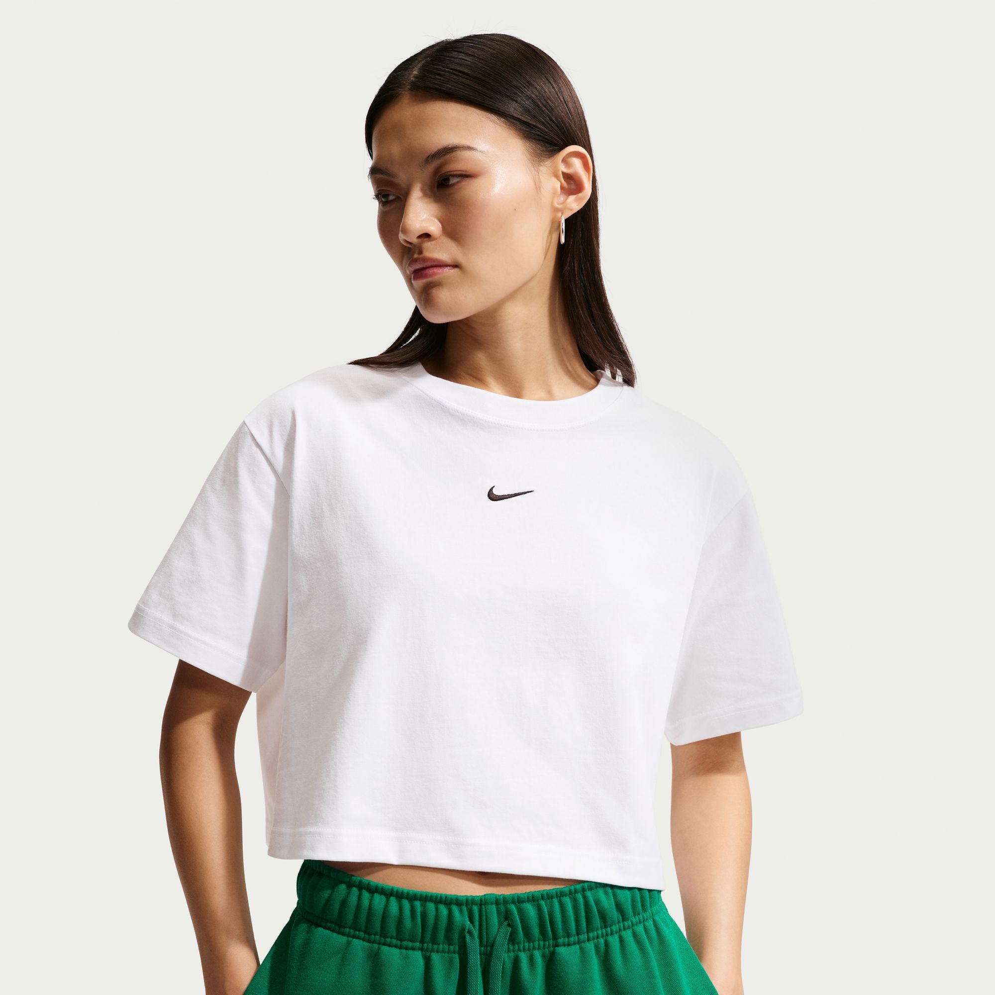  This boxy, cropped tee is made with midweight, washed cotton that's soft and slightly structured.