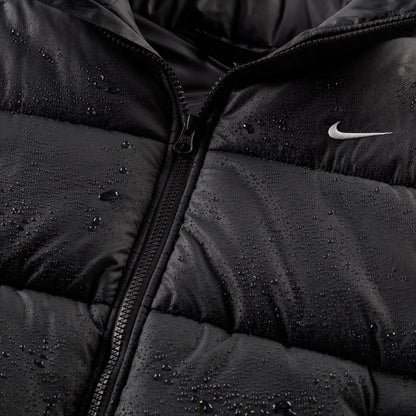 Nike Therma-FIT technology helps manage your body’s natural heat to help keep you warm in cold-weather conditions. Water-repellent finish helps keep you dry in wet weather.