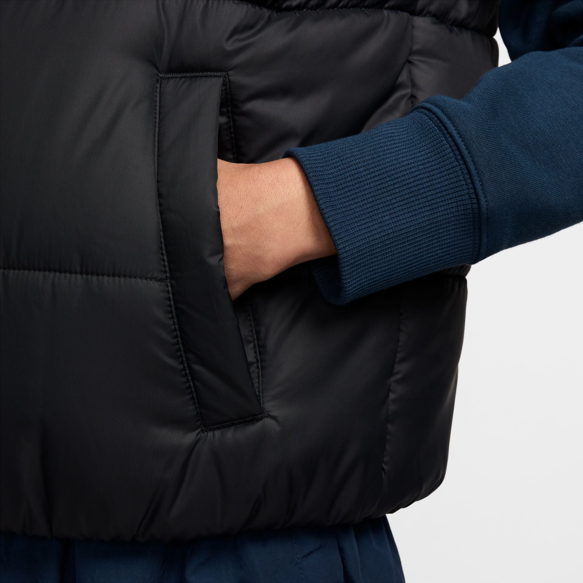 Nike Therma-FIT technology helps manage your body’s natural heat to help keep you warm in cold-weather conditions. Water-repellent finish helps keep you dry in wet weather.