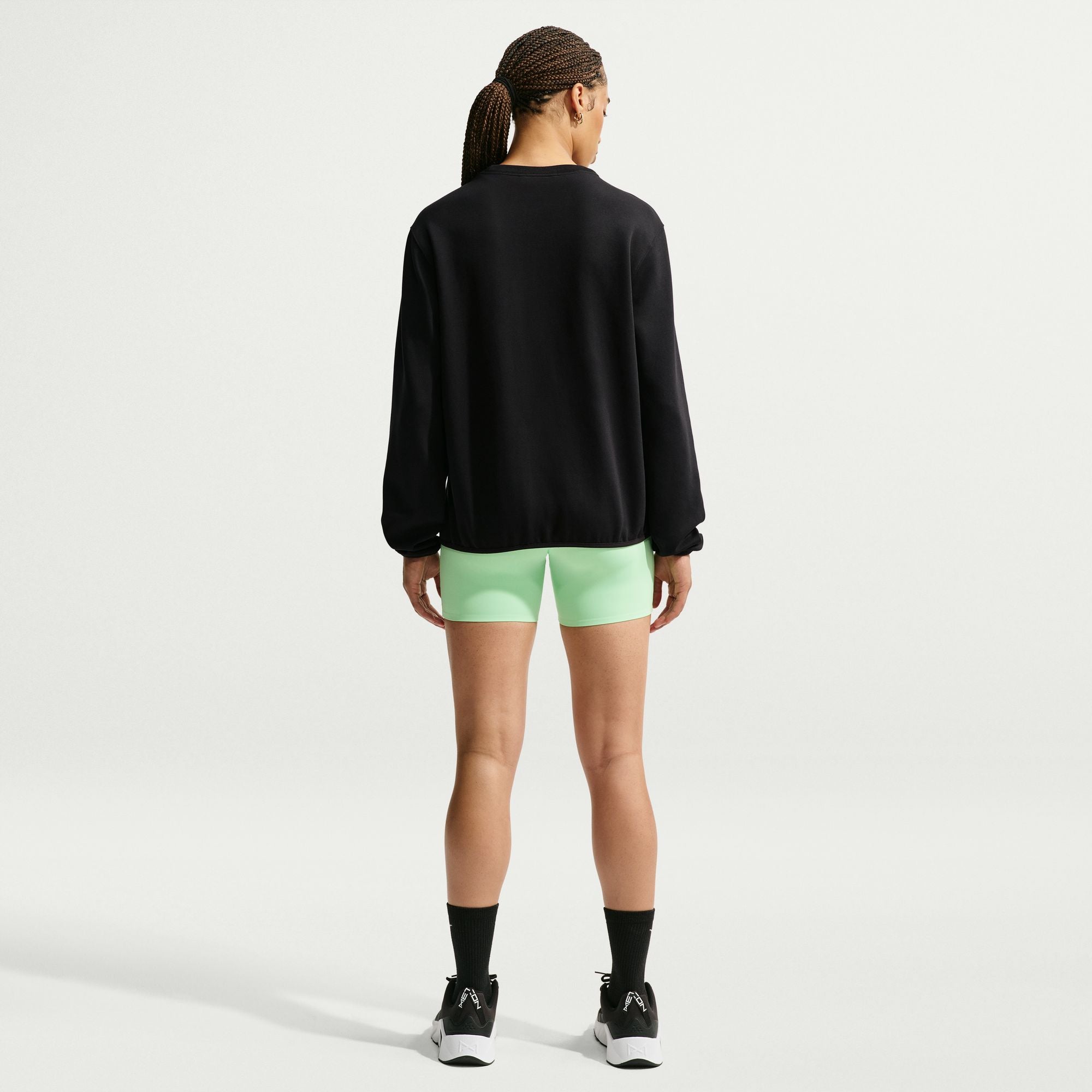 Nike Dri-FIT technology moves sweat away from your skin for quicker evaporation, helping you stay dry and comfortable.
Midweight fleece is smooth on the outside and peachy soft on the inside.