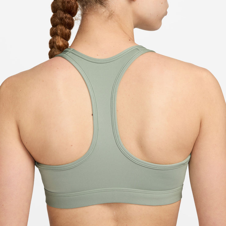 You're on the move. Your padding shouldn't be. This Swoosh bra's sewn-in pads stay in place so you can work hard without worrying about them shifting or folding. Great for training workouts and dance classes, medium support gives you a snug hold that helps keep everything in place. Plus, sweat-wicking, adaptive material quickly recovers its shape so you can stay comfortable throughout your workout.