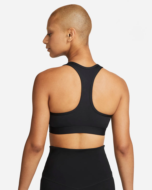 You're on the move. Your padding shouldn't be. This Swoosh bra's sewn-in pads stay in place so you can work hard without worrying about them shifting or folding.