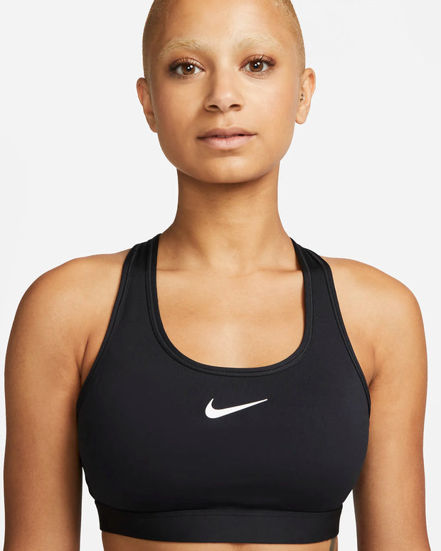 You're on the move. Your padding shouldn't be. This Swoosh bra's sewn-in pads stay in place so you can work hard without worrying about them shifting or folding.