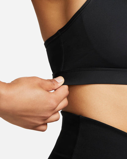 You're on the move. Your padding shouldn't be. This Swoosh bra's sewn-in pads stay in place so you can work hard without worrying about them shifting or folding.