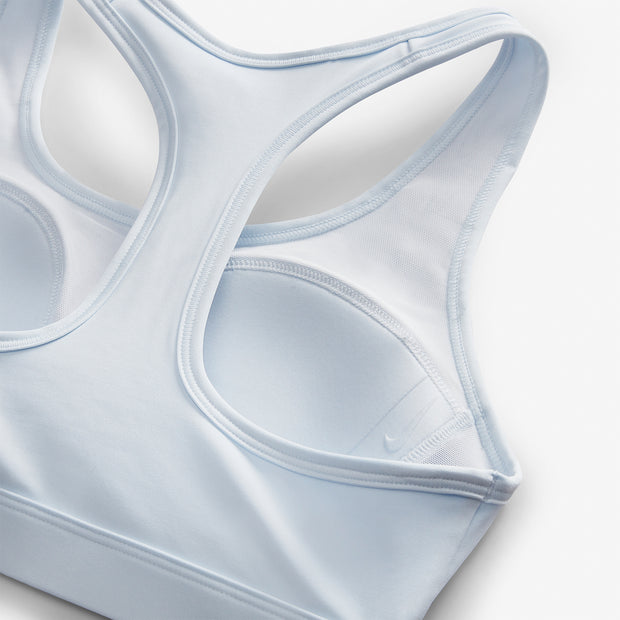 You're on the move. Your padding shouldn't be. This Swoosh bra's sewn-in pads stay in place so you can work hard without worrying about them shifting or folding. Great for training workouts and dance classes, medium support gives you a snug hold that helps keep everything in place. Plus, sweat-wicking, adaptive material quickly recovers its shape so you can stay comfortable throughout your workout.