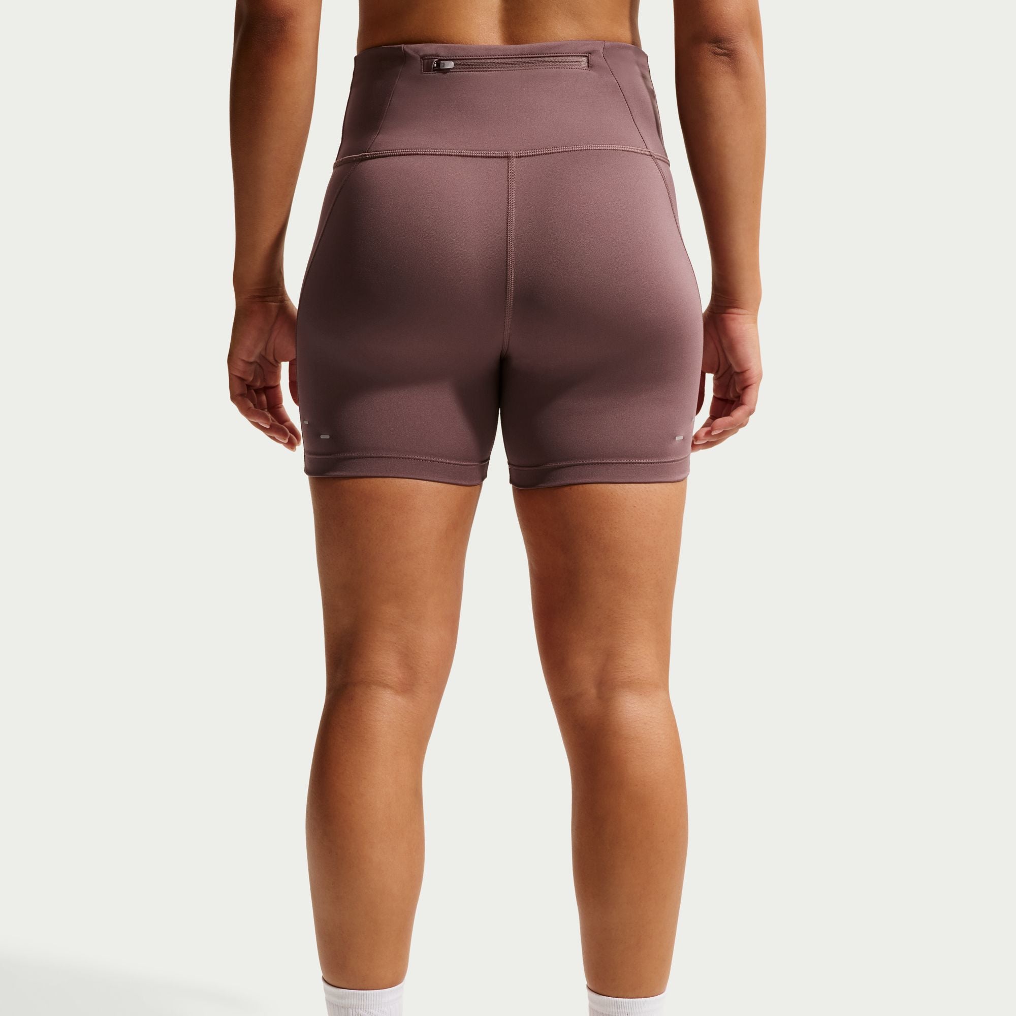 Quick-drying fabric with dynamic stretch lets you take your longest stride with a secure feeling.
Absence of a front seam helps keep the fabric from riding up for a smooth fit.
Back zip pocket