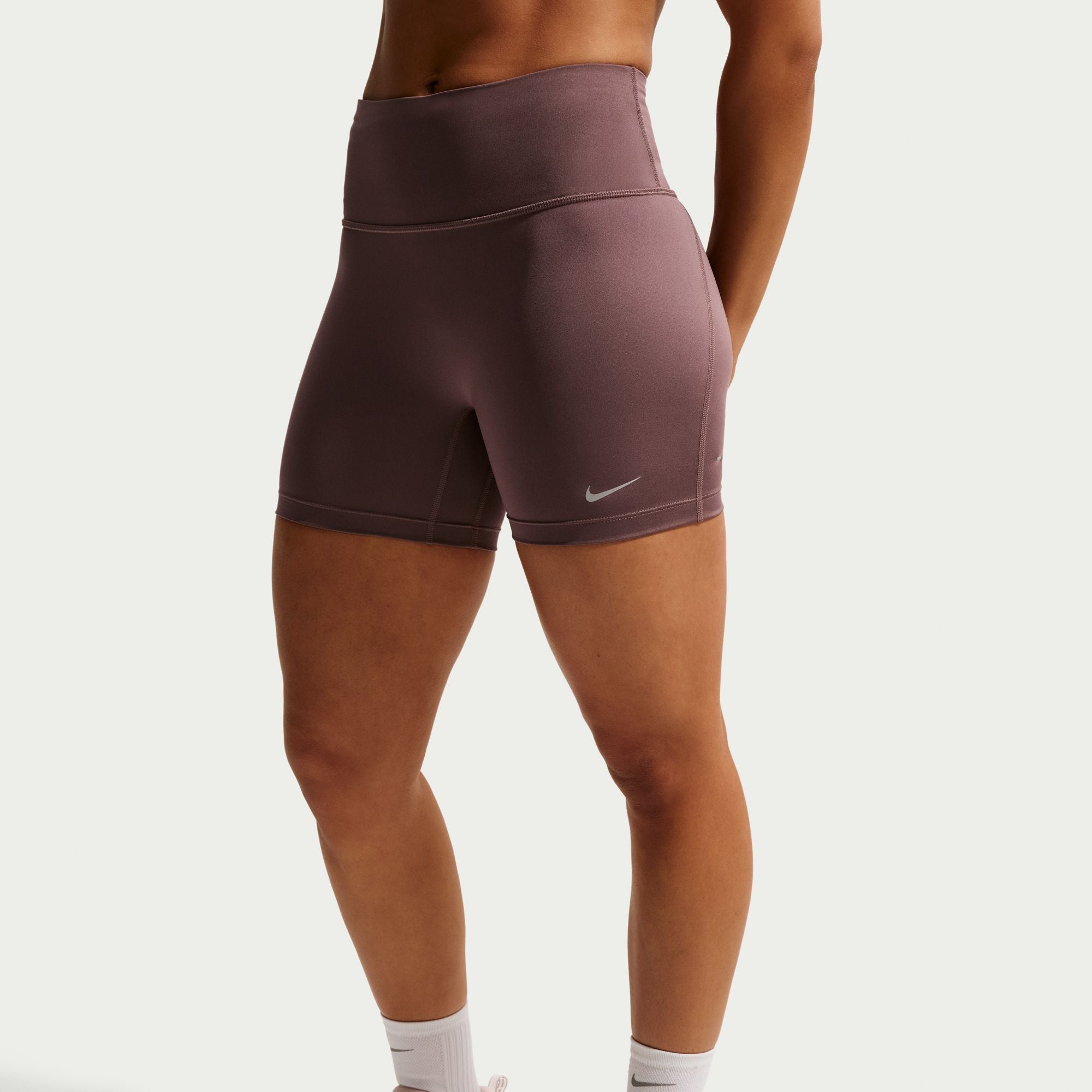 Quick-drying fabric with dynamic stretch lets you take your longest stride with a secure feeling.
Absence of a front seam helps keep the fabric from riding up for a smooth fit.
Back zip pocket