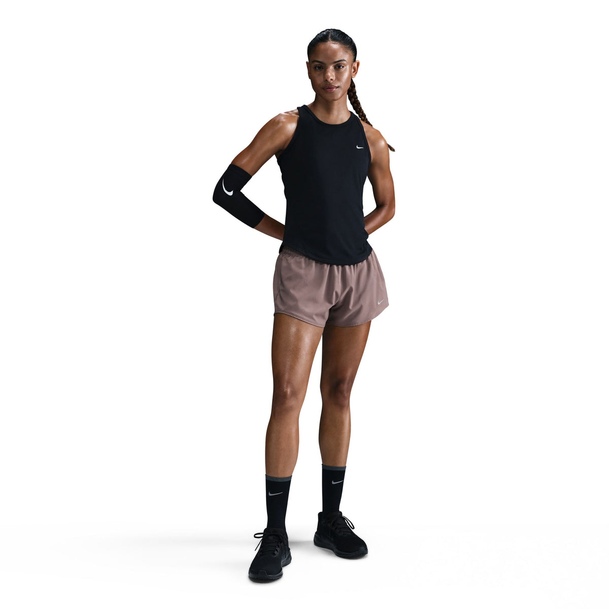 Find your rhythm in this slim-fitting Tempo tank top. Sleek, sweat-wicking fabric helps you stay dry while large mesh panels under the arms deliver ventilation with every stride.