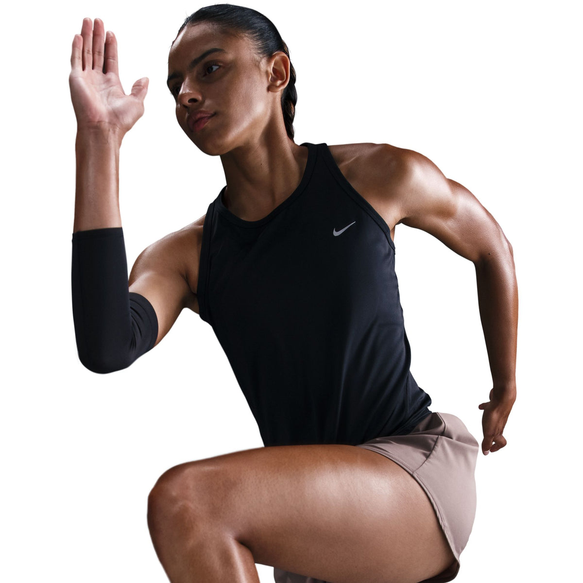 Find your rhythm in this slim-fitting Tempo tank top. Sleek, sweat-wicking fabric helps you stay dry while large mesh panels under the arms deliver ventilation with every stride.