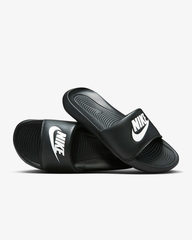From the beach to gardening to sitting on the couch, the Nike Victori One perfects a classic design. Delivering lightweight comfort that’s easy to wear, it features new softer, more responsive foam. The contoured grip pattern helps cradle and hold your foot in place