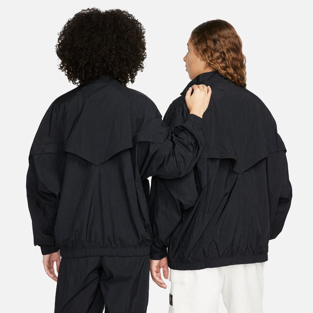 Stay covered without losing a stitch of style in this oversized, carefree jacket. Building on the classic Windrunner, its crinkle woven fabric is lined with mesh for added comfort and easy layering. An iconic chevron shape and Futura logo provide a heritage Nike look. This product is made with 100% recycled polyester and recycled nylon fibers.