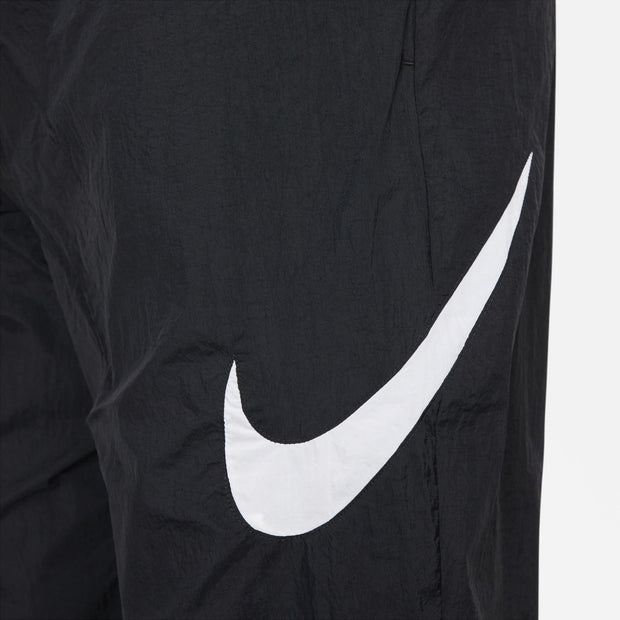 Made with a lightweight, recycled crinkle woven fabric and a roomy fit, these pants are all about comfort. An inset Swoosh logo on the leg provides a signature Nike look ready to pair with your favorite sneakers. This product is made with 100% recycled polyester and recycled nylon fibers.