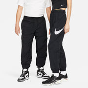 Made with a lightweight, recycled crinkle woven fabric and a roomy fit, these pants are all about comfort. An inset Swoosh logo on the leg provides a signature Nike look ready to pair with your favorite sneakers. This product is made with 100% recycled polyester and recycled nylon fibers.