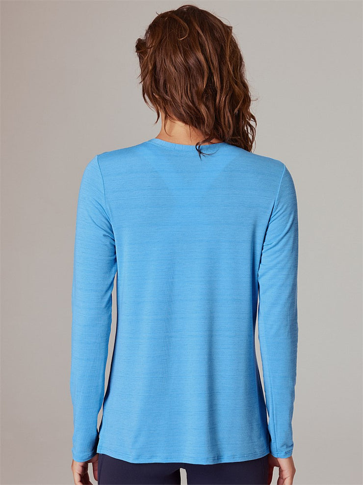 A performance workout t-shirt with a classic sports fit, the Always Crew long sleeve workout t-shirt is perfect for layering and transeasonal weather. Constructed from biodegradable Satellite, a new eco-fibre made with recycled plastic and Tencel with a lightweight, breathable handle and subtle heathered finish.