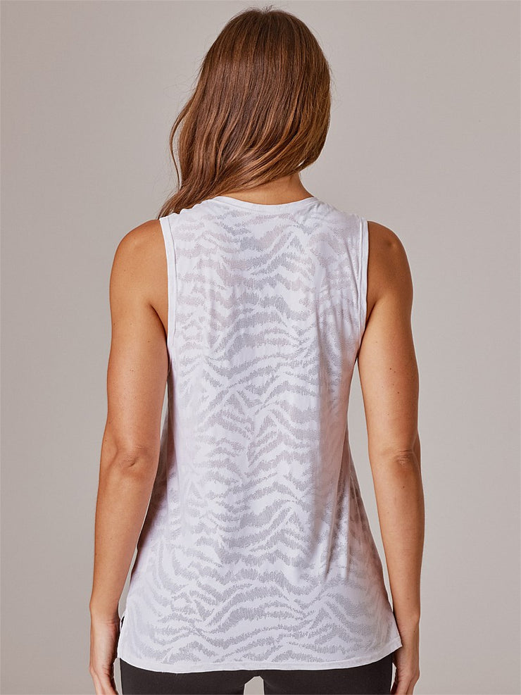 Relaxed fit
Scoop neck with ribbed binding
Side hem splits
Textured mesh
Made in Australia