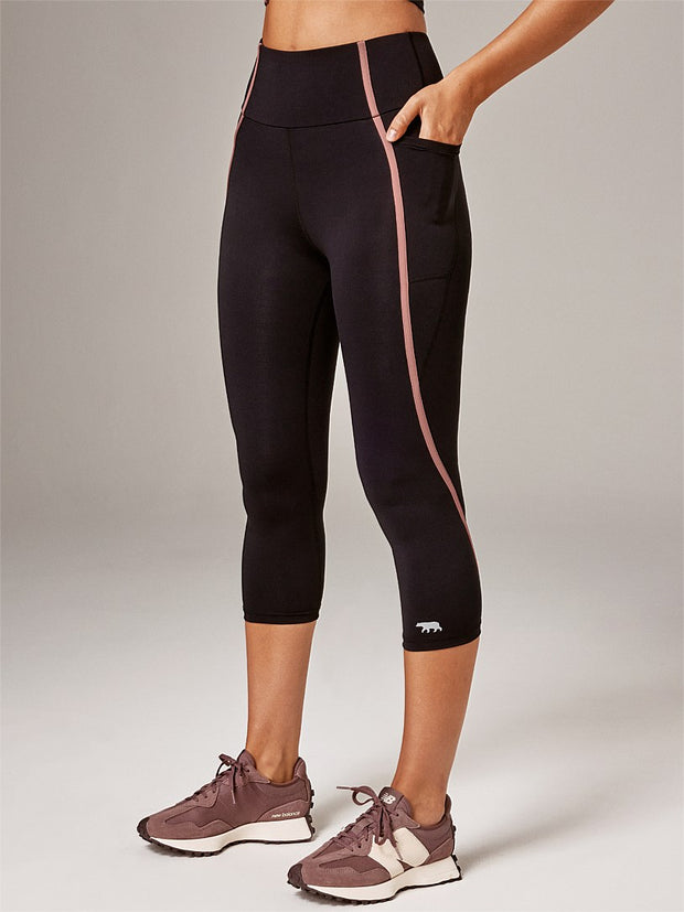 Chic and sophisticated and where fashion and fitness combine. The Ab Waisted Kodiak 3/4 leggings are constructed from RB Aurora, offering a lightweight and structured fit, and featuring side pockets to stash your mobile and airpods. These versatile activewear tights are suitable for a range of workouts including running, hiking, gym & group fitness.
