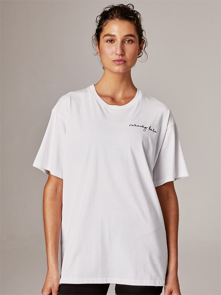 With relaxed retro styling in this season's must-have colours, the Hollywood 90's tee will be the MVP in your workout wardrobe. Made from 100% super soft cotton jersey for comfort, breathability & easy care. The oversized boyfriend fit pairs perfectly with all your fave leggings, bike tights and sweats.
