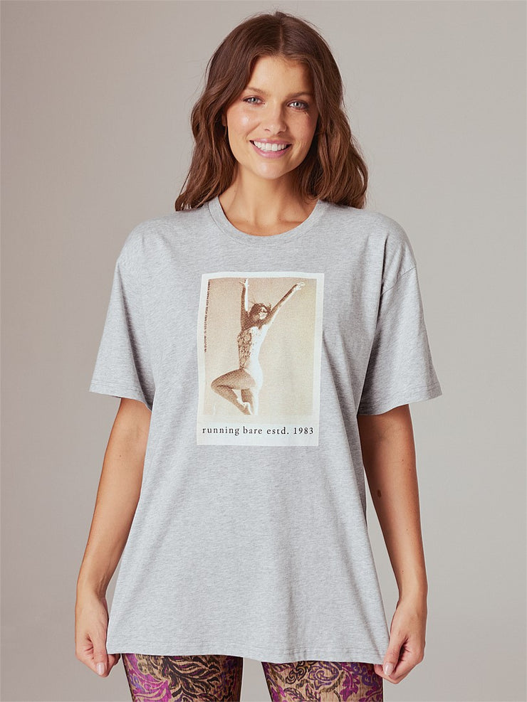 Your all-time favorite workout tee, the Hollywood 90's Tee, will be the MVP of your activewear wardrobe. Made from 100% super soft cotton jersey, it offers comfort, breathability, and easy care. With an oversized boyfriend fit, it pairs perfectly with all your favourite gym leggings, bike shorts, and sweats.