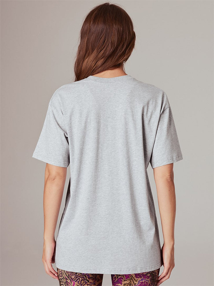 Your all-time favorite workout tee, the Hollywood 90's Tee, will be the MVP of your activewear wardrobe. Made from 100% super soft cotton jersey, it offers comfort, breathability, and easy care. With an oversized boyfriend fit, it pairs perfectly with all your favourite gym leggings, bike shorts, and sweats.