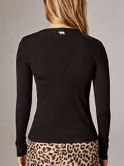 Stay on point in the beautiful 'ballet' long sleeve workout tee. Crafted from our premium silken Italian Bisou rib, the slim-fit long sleeve top, features a v neckline and sits just at the lap length creating the perfect tuckable silhouette. The perfect activewear tee to take you to and from your studio & yoga workout.