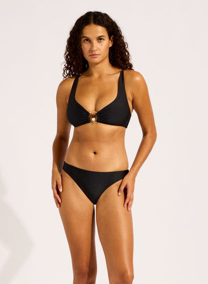 Removable Cups For Shape And Support
Adjustable & Convertible Straps For Fit Versatility
Tie Back For Fit Versatility