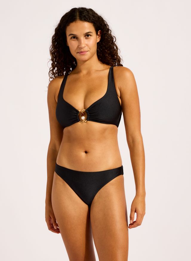 Removable Cups For Shape And Support
Adjustable & Convertible Straps For Fit Versatility
Tie Back For Fit Versatility