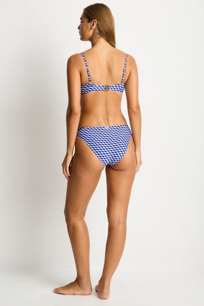 Best suited for cups A-D
Removable soft cups - remove cups to give more depth if you have a larger bust
Side boning for shape & side support
Gold hardware detail
Butterfly back clip
Adjustable & convertible straps - adjust for comfort & to ensure the perfect fit
Powermesh lining for front & back support