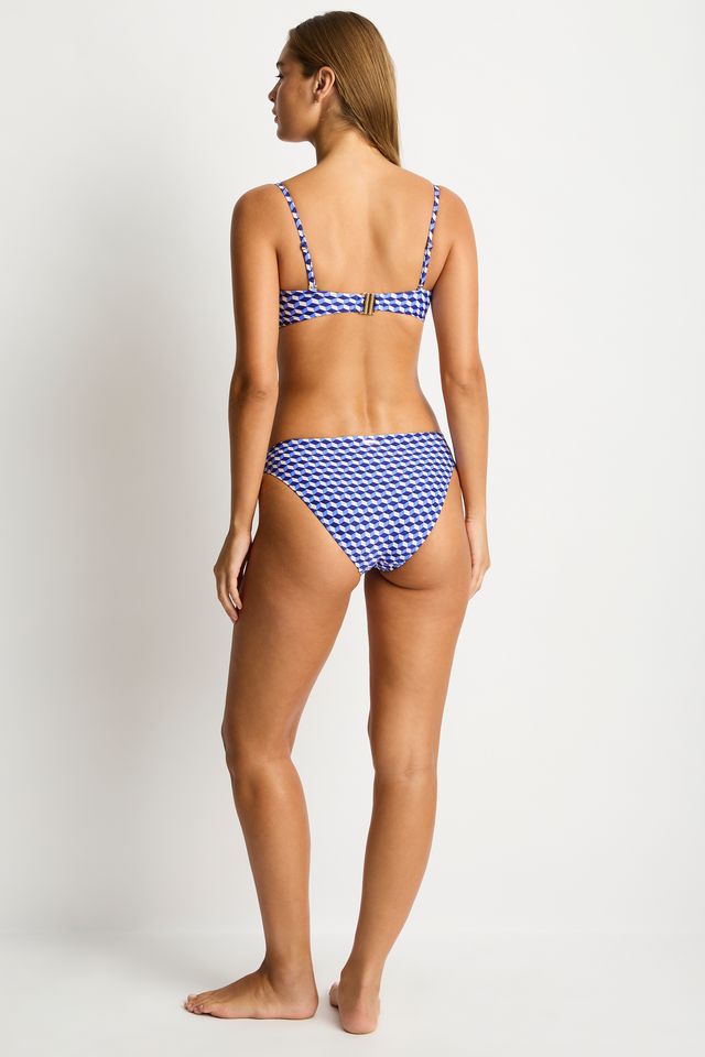 Best suited for cups A-D
Removable soft cups - remove cups to give more depth if you have a larger bust
Side boning for shape & side support
Gold hardware detail
Butterfly back clip
Adjustable & convertible straps - adjust for comfort & to ensure the perfect fit
Powermesh lining for front & back support