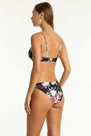 Best suited for a fuller B-DD cup, not suited for a smaller bust
Removable soft cups - remove cups to give more depth if you have a larger bust
Butterfly back clip
Adjustable & convertible straps - adjust for comfort & to ensure the perfect fit
Side boning for shape & side support
Powermesh lining for front & back support