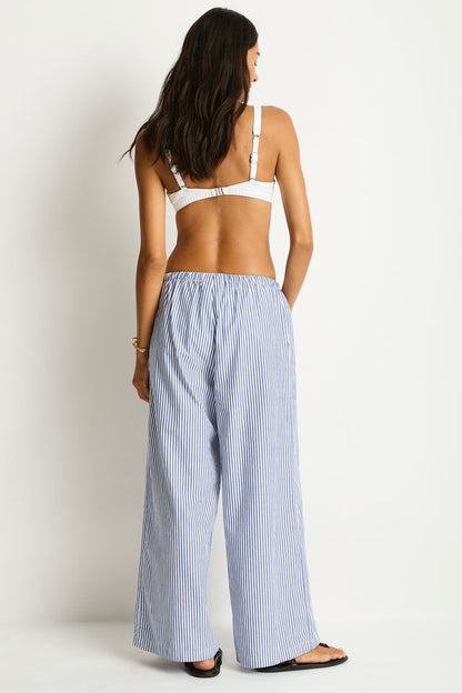 Side & back pockets
Wide leg pant
Drawstring cord & elastic waist
Contrast top stitching detail