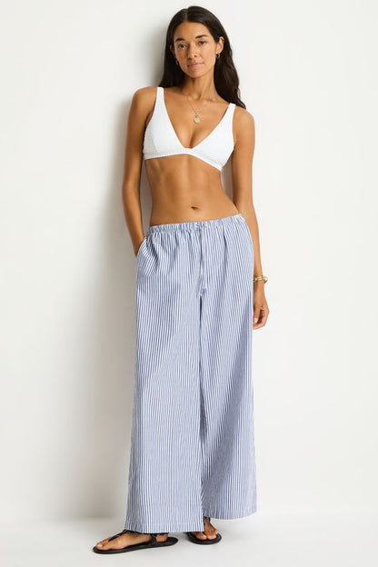 Side & back pockets
Wide leg pant
Drawstring cord & elastic waist
Contrast top stitching detail