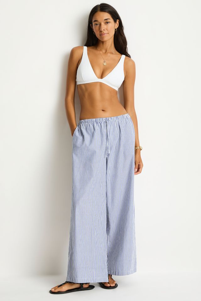 Side & back pockets
Wide leg pant
Drawstring cord & elastic waist
Contrast top stitching detail