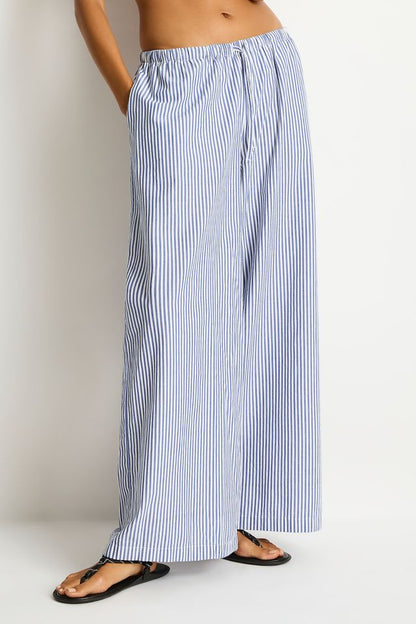 Side & back pockets
Wide leg pant
Drawstring cord & elastic waist
Contrast top stitching detail