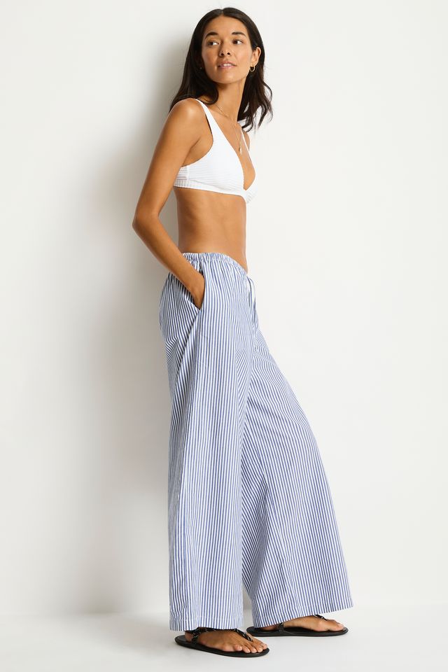 Side & back pockets
Wide leg pant
Drawstring cord & elastic waist
Contrast top stitching detail