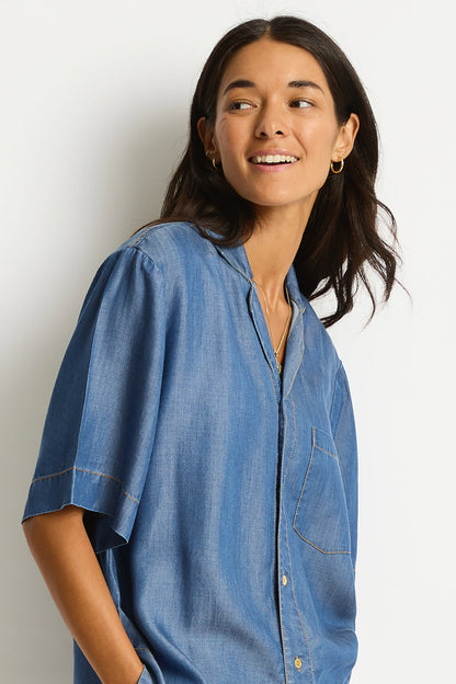 Relaxed cropped fit
Button through 
Pocket
Short Resort sleeve
Curved side hem
Contrast top stitching detail