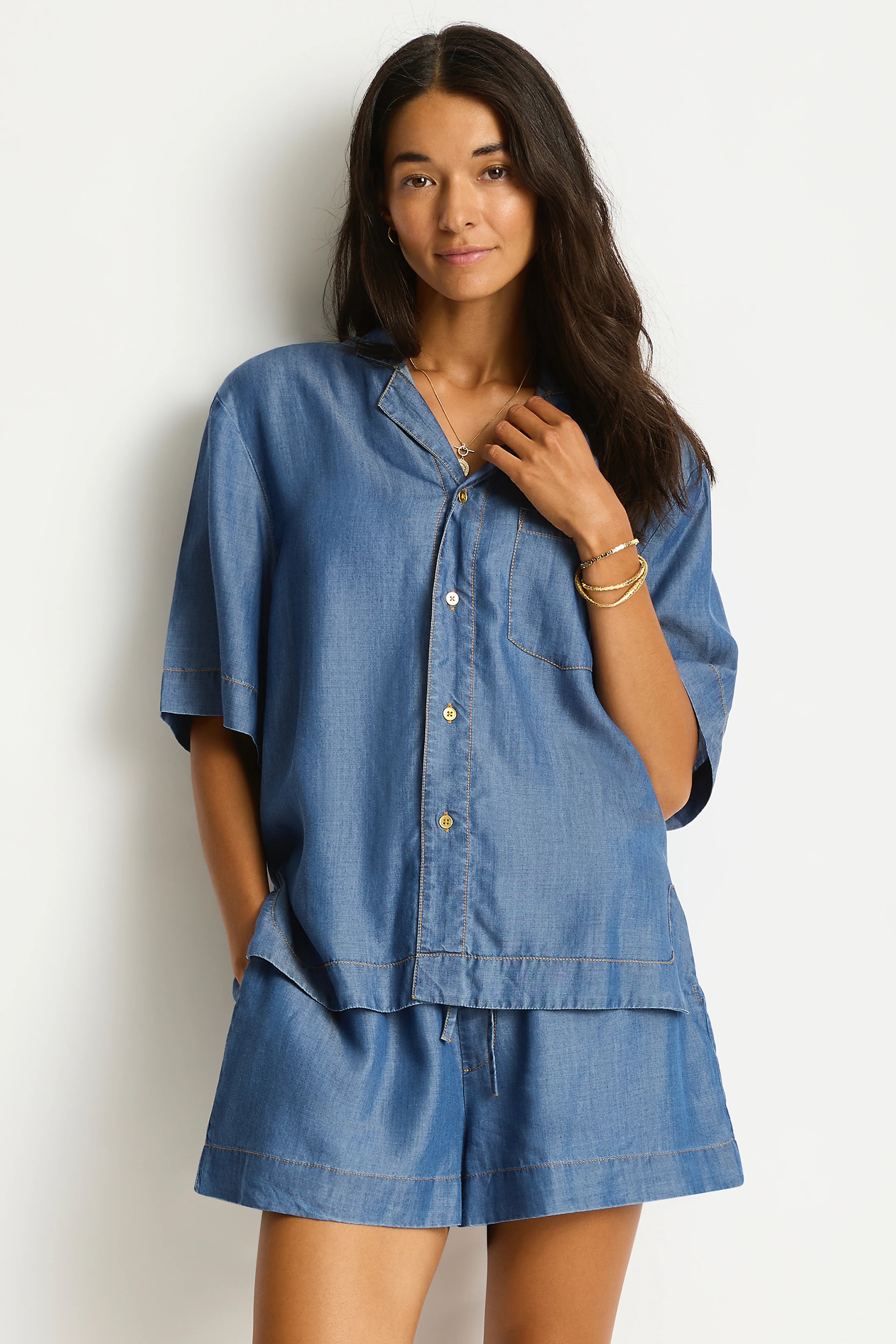 Relaxed cropped fit
Button through 
Pocket
Short Resort sleeve
Curved side hem
Contrast top stitching detail