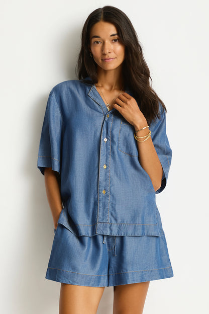 Relaxed cropped fit
Button through 
Pocket
Short Resort sleeve
Curved side hem
Contrast top stitching detail