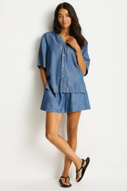 Relaxed cropped fit
Button through 
Pocket
Short Resort sleeve
Curved side hem
Contrast top stitching detail